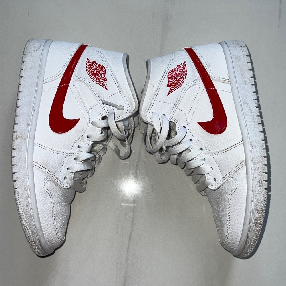 Women’s Nike Jordan 1 Mid White University Red  Size 7 - GREAT CONDITION - Picture 4 of 7